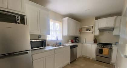 BestStays@Queen Bee Cozy for couples and small families