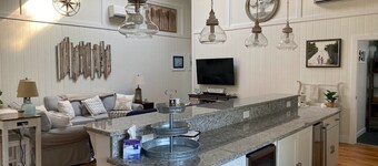  3 Ensuite Bedrooms - In-town Gem - Walk Everywhere - Sleeps 12 - Private Drive