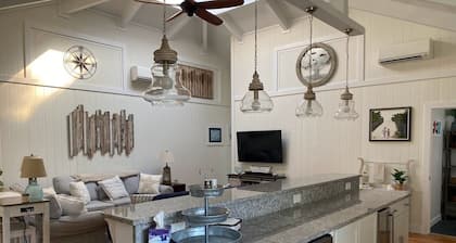 3 Ensuite Bedrooms - In-town Gem - Walk Everywhere - Sleeps 12 - Private Drive