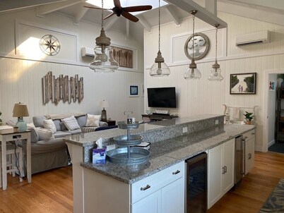 3 Ensuite Bedrooms - In-town Gem - Walk Everywhere - Sleeps 12 - Private Drive