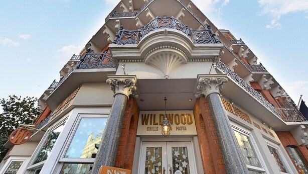 Un bâtiment sur lequel on peut lire l’inscription : « Wildwood Grills & Pasta ».