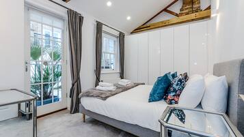 2 bedrooms, iron/ironing board, travel cot, free WiFi