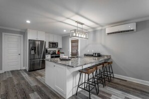 Kjøleskap, mikrobølgeovn, ovn og oppvaskmaskin