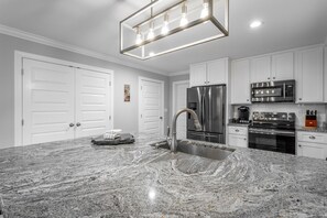 ثلاجة، ميكروويف، فرن، غسالة أطباق