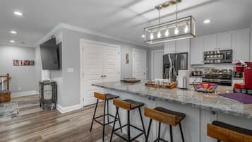 Réfrigérateur, micro-ondes, four, lave-vaisselle