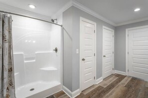 Douche, sèche-cheveux, serviettes fournies, savon