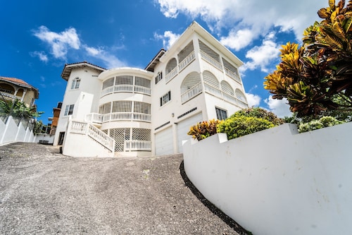 Skyline Suites, Queen, Ocean Views 1 Bedroom Condo by RedAwning