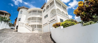 Skyline Suites, Breathtaking Mountains & City View 1 Bedroom Apts by RedAwning