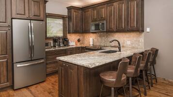 Townhome, 4 Bedrooms | Private kitchen