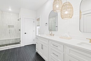 Ensemble douche/baignoire, sèche-cheveux, serviettes fournies