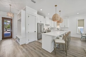 冷蔵庫、電子レンジ、オーブン、コンロ