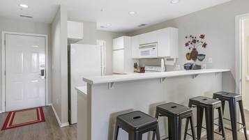 Condo, Multiple Beds, Jetted Tub | Private kitchen | Fridge, microwave, oven, stovetop