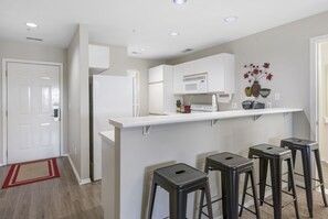 公寓客房, 多張床, 按摩浴缸 | 私人廚房 | 電冰箱、微波爐、烤箱、爐台