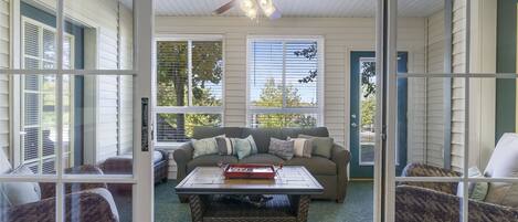 Condo, Multiple Beds, Jetted Tub | Living room | 40-inch TV with cable channels, fireplace