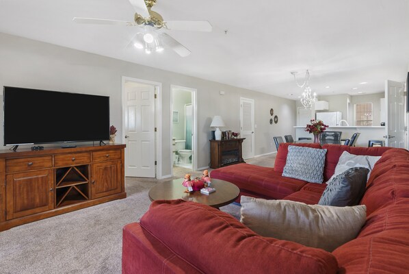 Condo, Multiple Beds, Jetted Tub | Living area