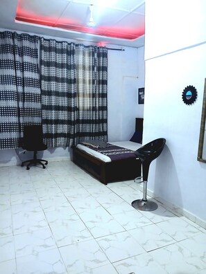 9 Schlafzimmer, Zimmersafe, Schreibtisch, Bügeleisen/Bügelbrett