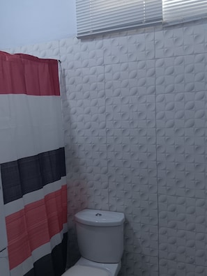 Shower, hair dryer, towels, soap - FRBK GUEST HOUSE SUNYANII  (Sunyani)