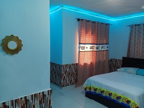 9 bedrooms, in-room safe, desk, iron/ironing board - FRBK GUEST HOUSE SUNYANII (Sunyani)