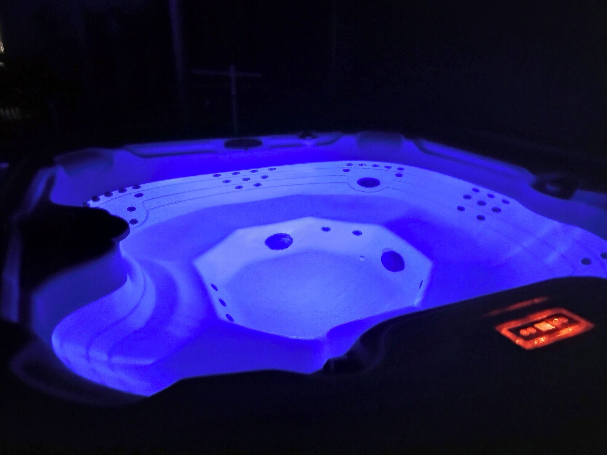Un bain à remous doté d’un écran numérique indiquant la température.