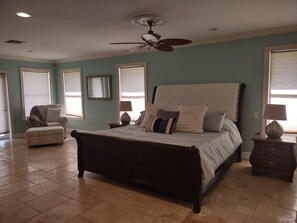 7 slaapkamers, een bureau, een strijkplank/strijkijzer, reisbedje