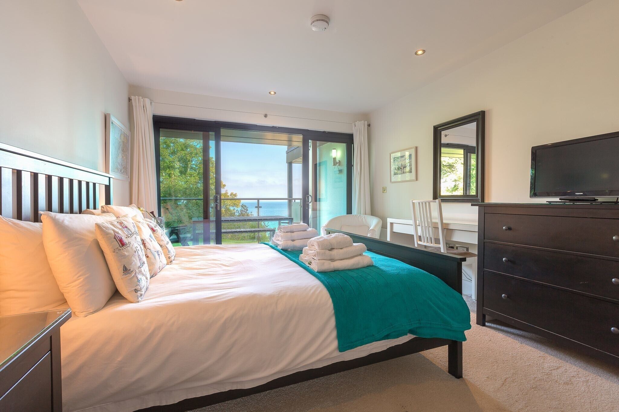 2 Schlafzimmer, individuell dekoriert, individuell eingerichtet