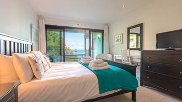 2 Schlafzimmer, individuell dekoriert, individuell eingerichtet