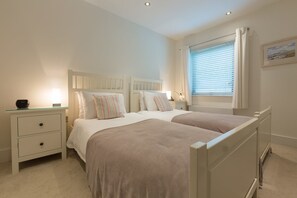 2 Schlafzimmer, individuell dekoriert, individuell eingerichtet