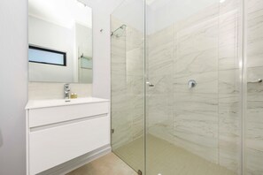 Dusche, Haartrockner, Handtücher, Seife