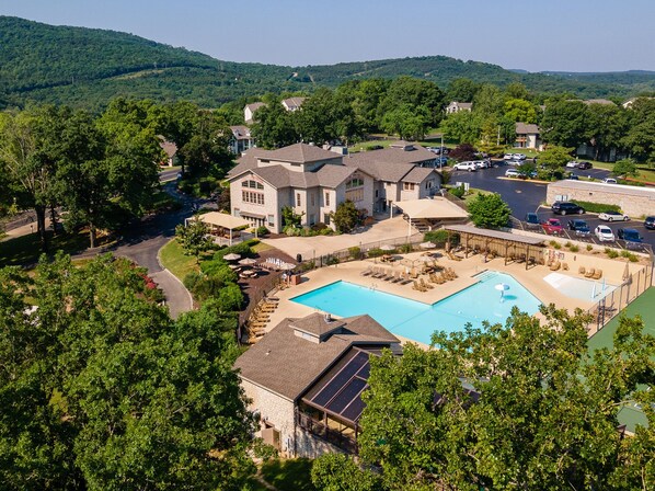 Outdoor pool - Lake Club Villa (Branson)
