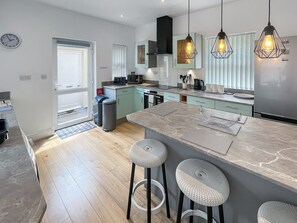 Microonde, forno, lavastoviglie, seggiolone