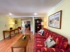 Living area - Motorcycle Friendly - Covered Porch - Charcoal Grill - Wi-Fi (Cherokee)