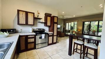 Réfrigérateur, micro-ondes, lave-vaisselle, cafetiÚre/bouilloire