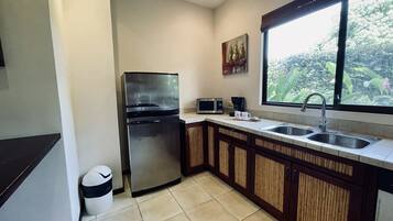 Réfrigérateur, micro-ondes, lave-vaisselle, cafetiÚre/bouilloire