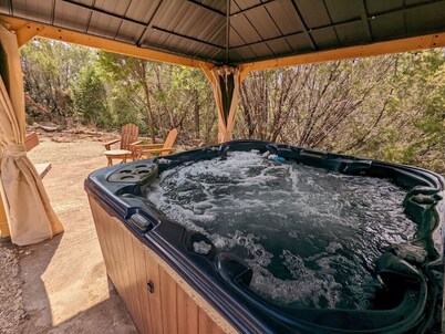 Magnolia - Hot Tub Gazebo - City Escapes Cabins