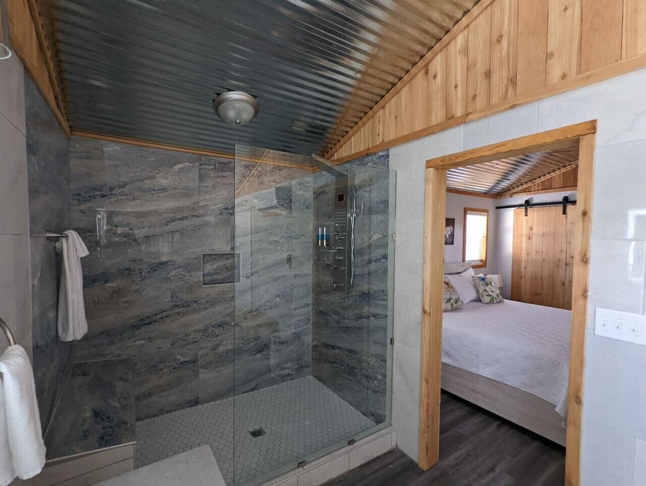 Badekar, hårtørrer, håndklæder