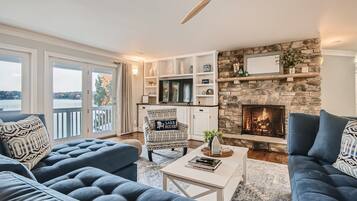 TV connectée, cheminée, jeux vidéo, baby-foot