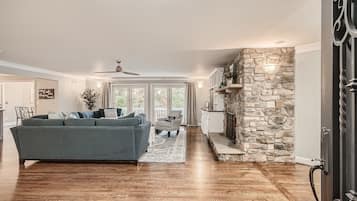 Una Smart TV, una chimenea, videojuegos, un futbolín