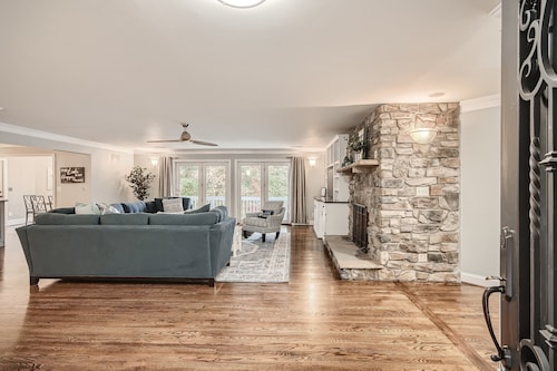 Lakefront w/ Beach, Dock, Game Room, Firepit, Kayaks, views