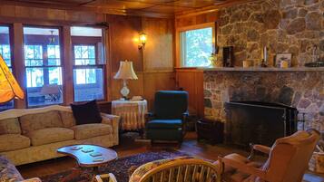 Smart TV, fireplace, books, music library