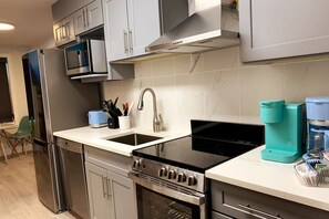 Fridge, microwave, stovetop, dishwasher - A Lovely Studio with Kitchen/AC/GYM/Washer/Dryer (Canmore)