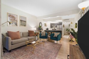 Condo, varias camas, balcón, vista al jardín (Midnight Oasis) | Área de sala de estar | Televisión de pantalla plana de 42 pulgadas con canales digitales 