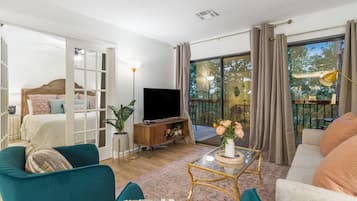 Condo, varias camas, balcón, vista al jardín (Midnight Oasis) | 2 habitaciones, decoración personalizada y muebles diferentes