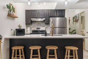 Condo, varias camas, balcón, vista al jardín (Midnight Oasis) | Cocina privada | Cafetera y tetera 