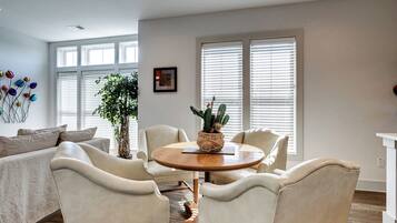 Kondominium, Beberapa Tempat Tidur, dapur | Ruang keluarga | Televisi 40-inci dengan saluran TV kabel