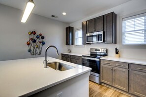 Bloc d'apartaments, diversos llits, cuina | Cuina privada | Frigorífic, microones, forn i placa de cuina 