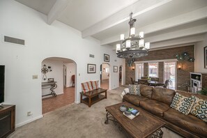 Smart-TV, peis og bøker