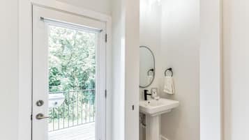 Townhome, Multiple Beds, Kitchen | Bathroom | Hair dryer, towels