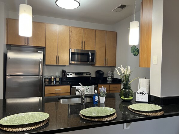 Refrigerador, microondas, horno y parrilla de estufa 