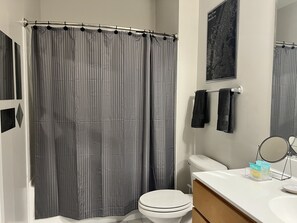 Tina con regadera, secadora de cabello, toallas, jabón 