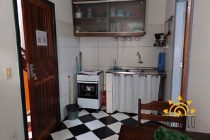 Cafeteira/chaleira, talheres/pratos/utensílios de cozinha
